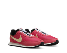 Load image into Gallery viewer, Nike Waffle Trainer 2 SD Gym Red/Metallic Gold
